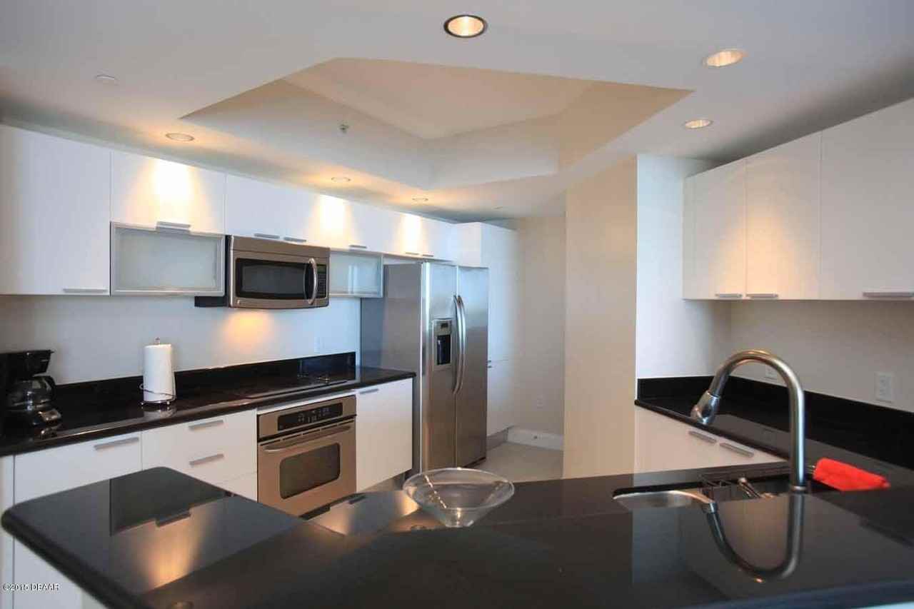 231 Riverside Dr Unit 1706-1 #1706-1 - Photo 3 of 23