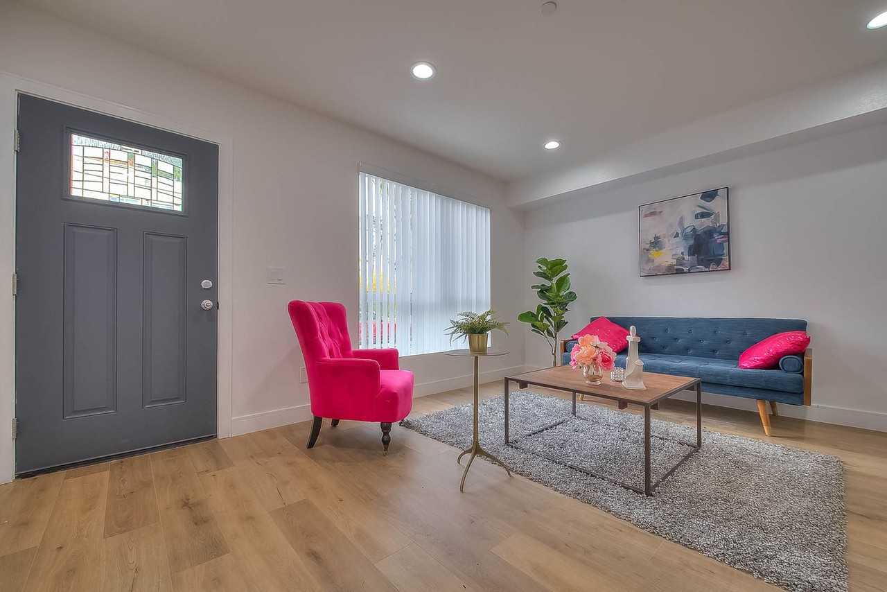 11732 Hamlin St - Photo 3 of 15