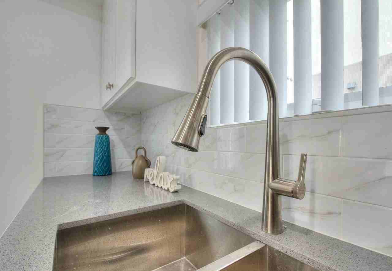 11732 Hamlin St - Photo 4 of 15