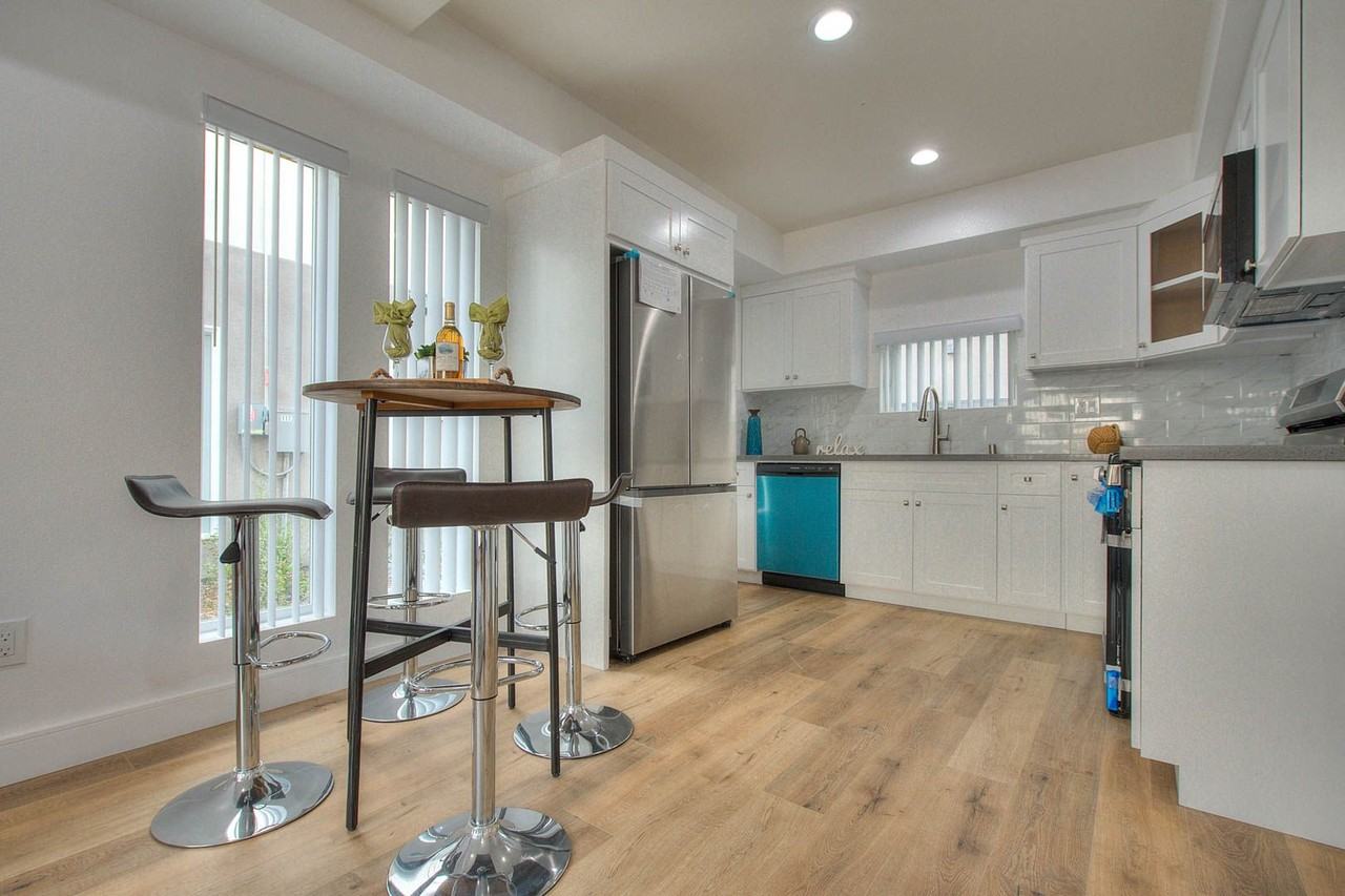 11732 Hamlin St - Photo 2 of 15