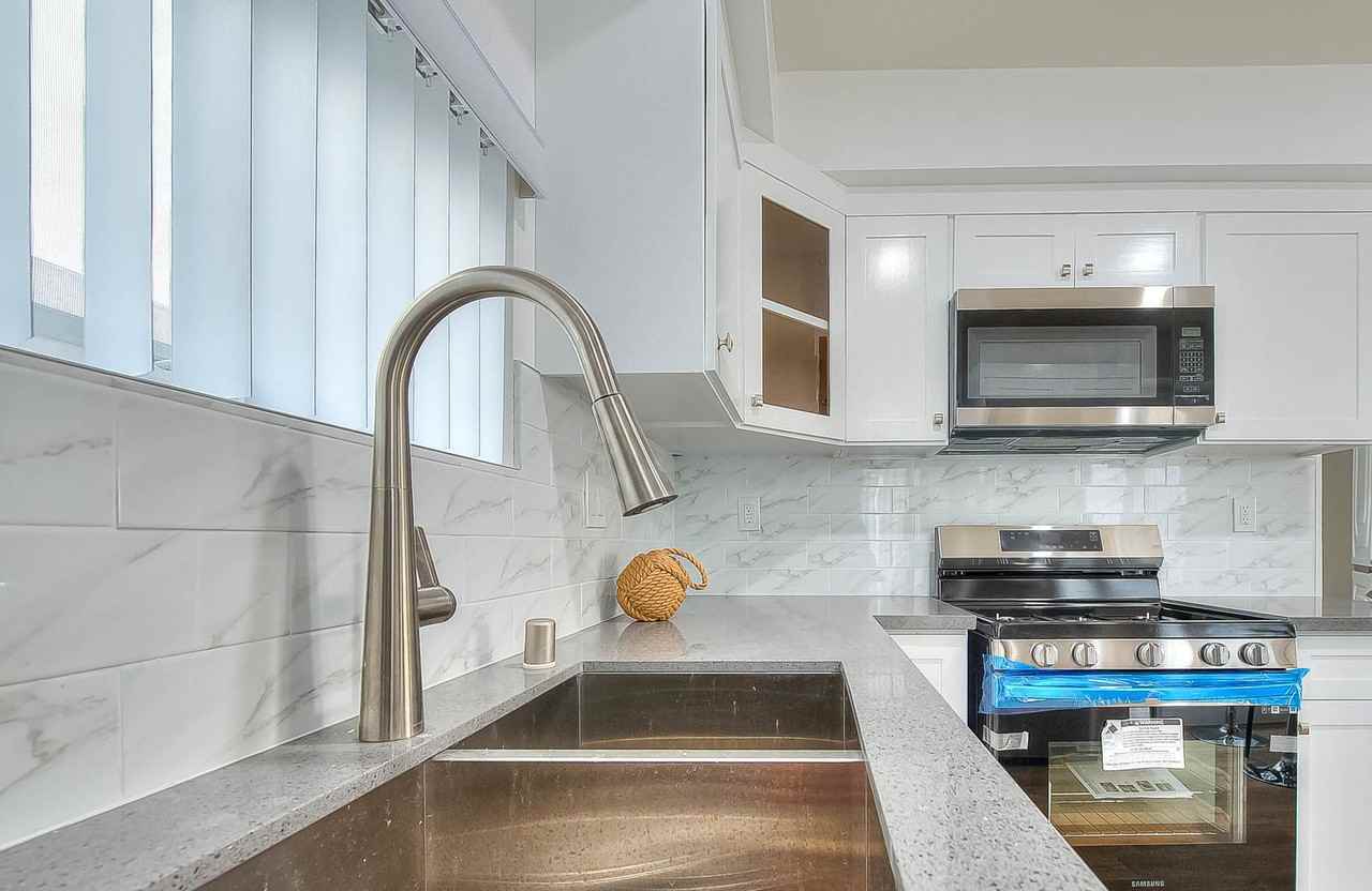 11732 Hamlin St - Photo 6 of 15