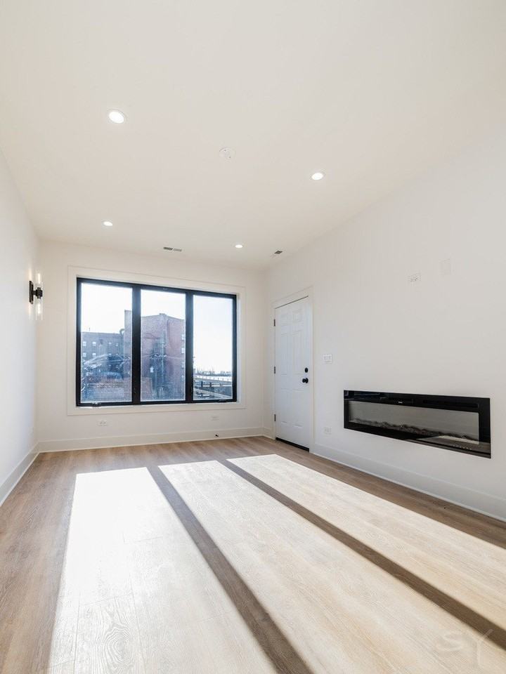 3216 W Polk St #2 - Photo 2 of 13