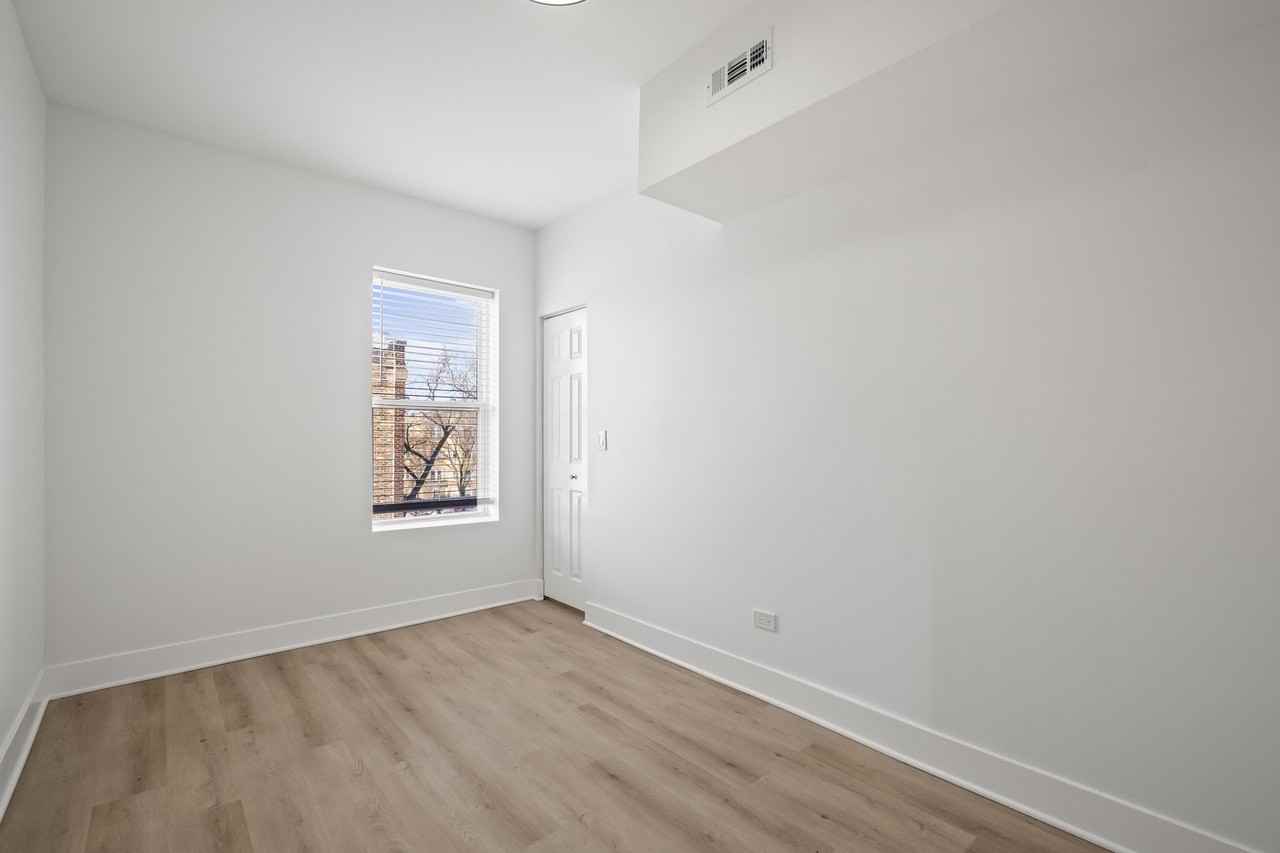 3049 W Berteau Ave Apt 3 #3 - Photo 2 of 12