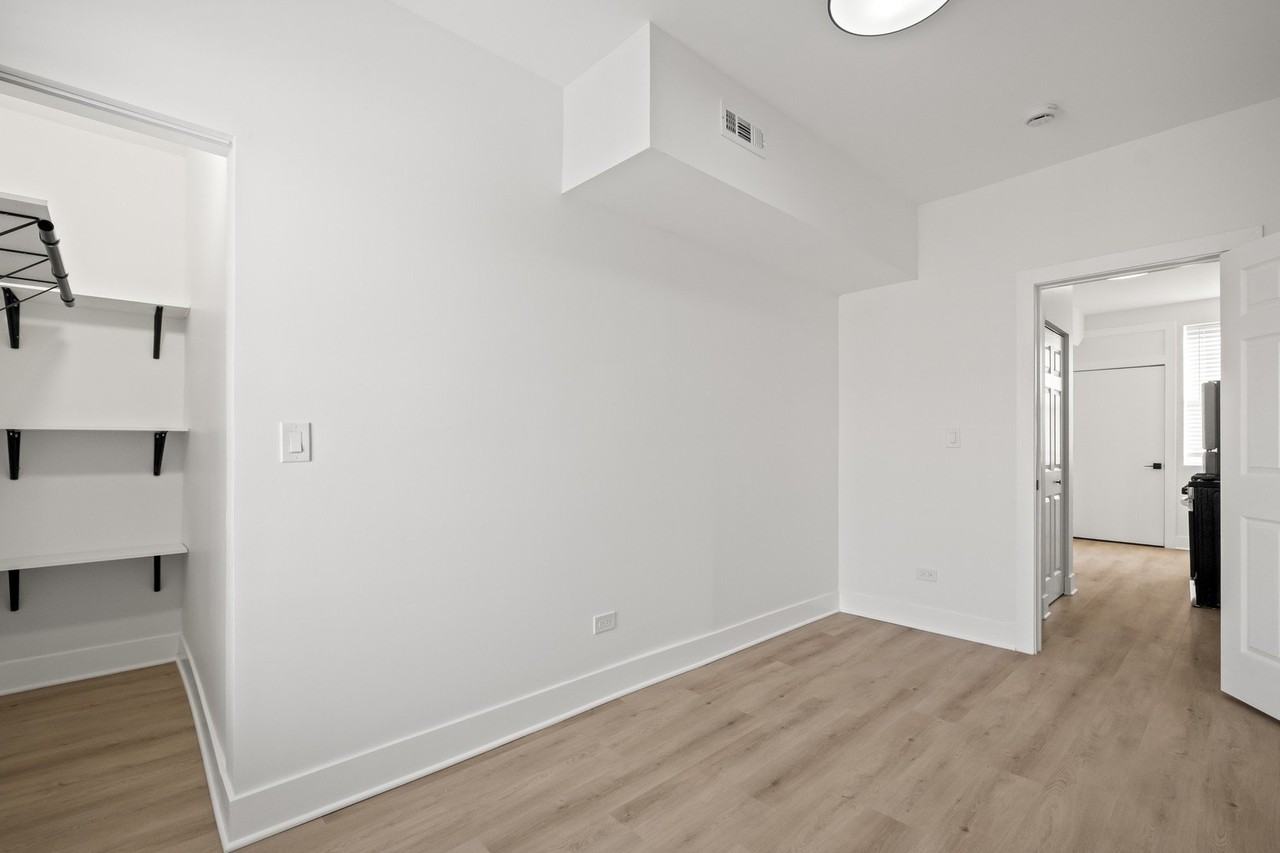 3049 W Berteau Ave Apt 3 #3 - Photo 3 of 12