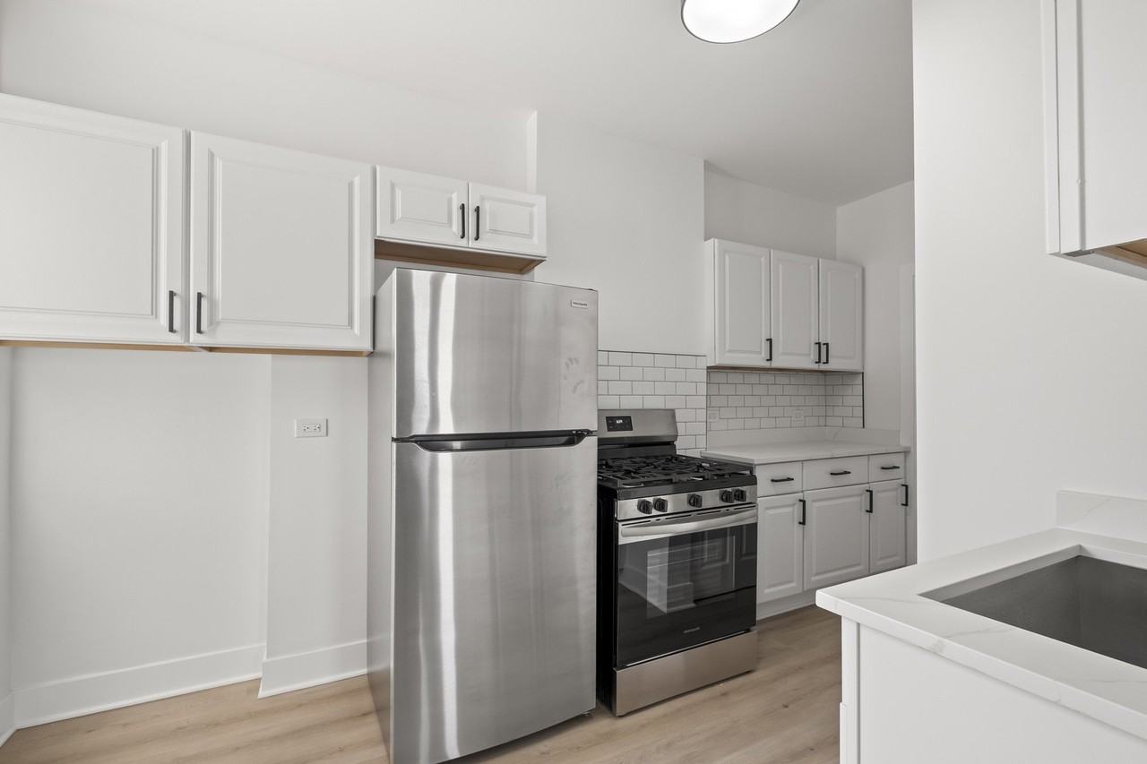 3049 W Berteau Ave Apt 3 #3 - Photo 4 of 12