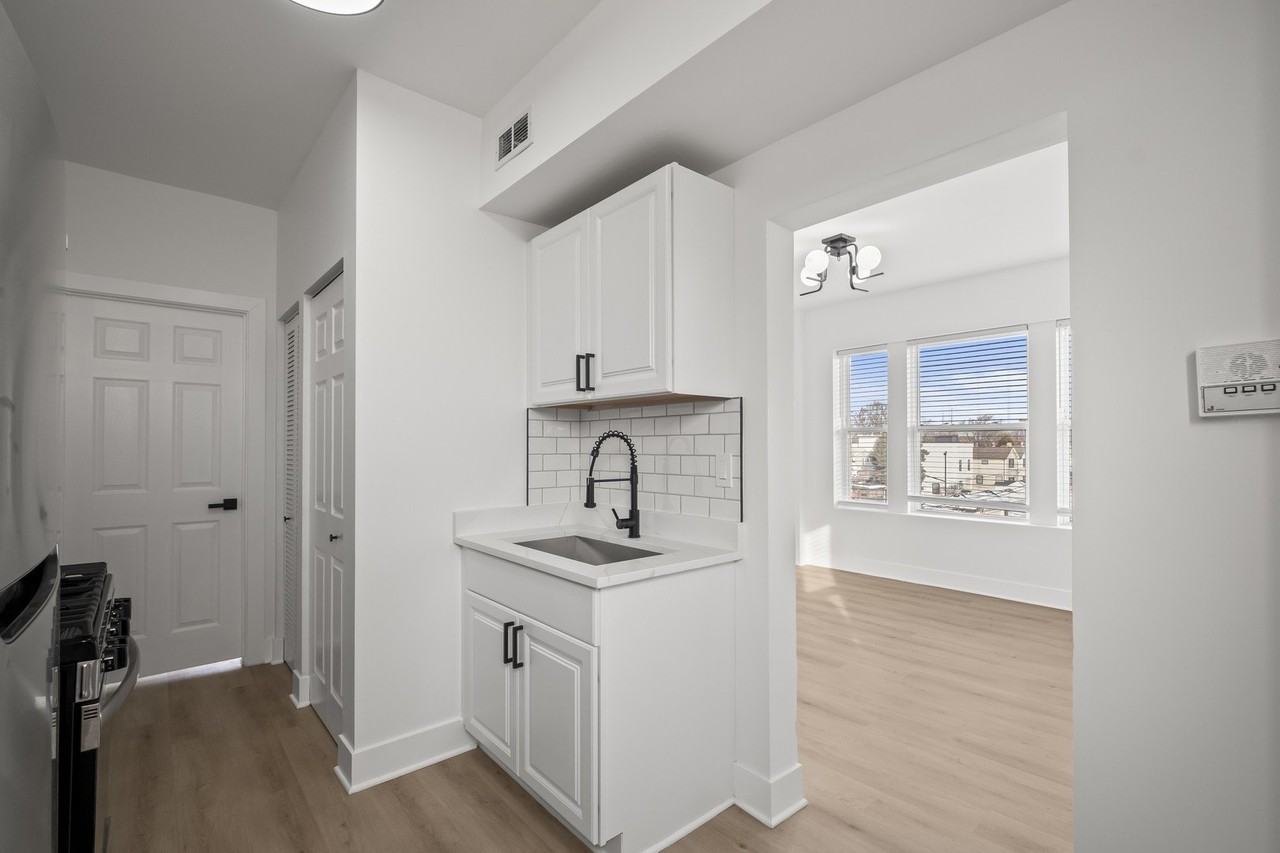 3049 W Berteau Ave Apt 3 #3 - Photo 5 of 12