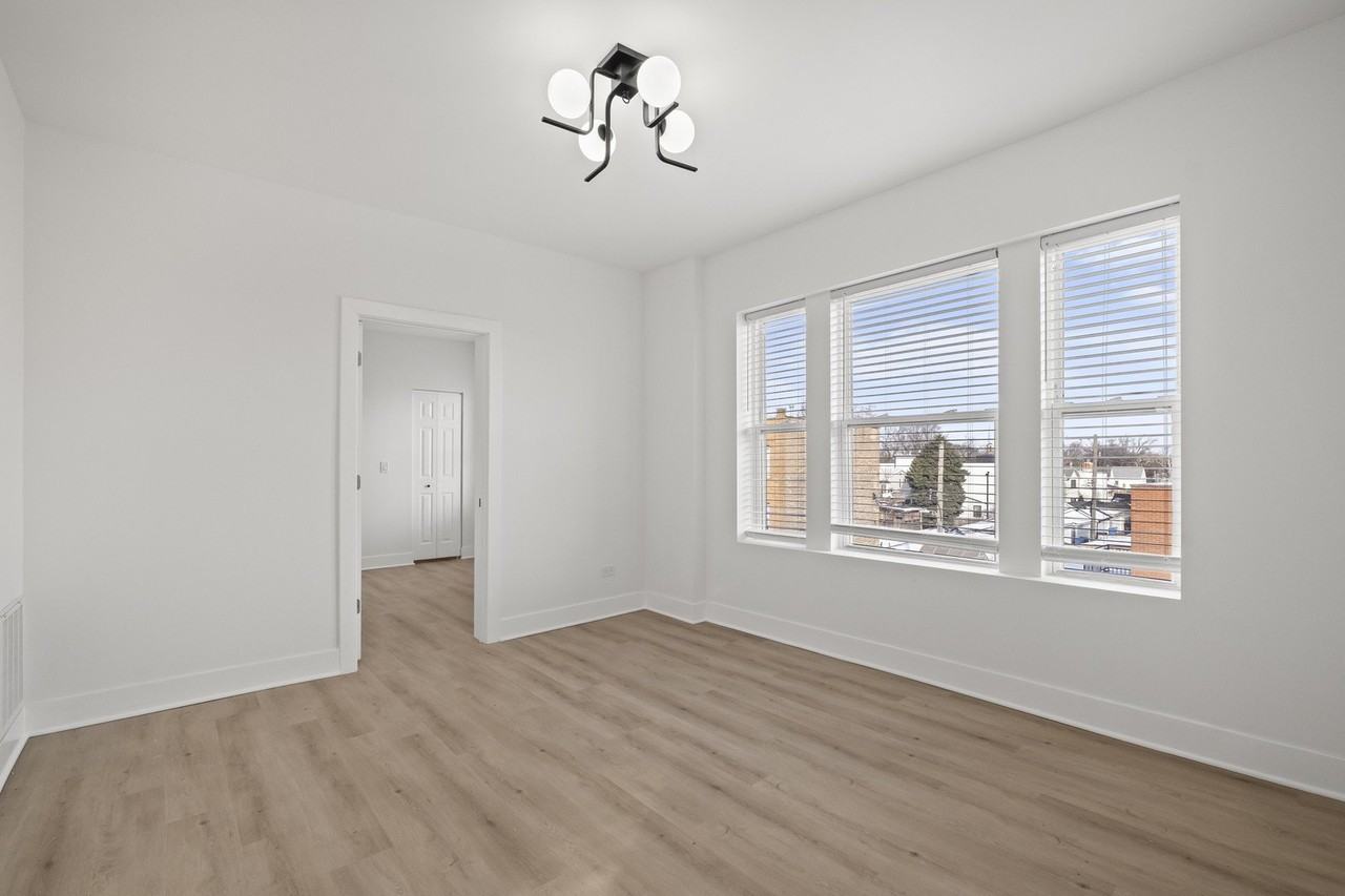 3049 W Berteau Ave Apt 3 #3 - Photo 6 of 12