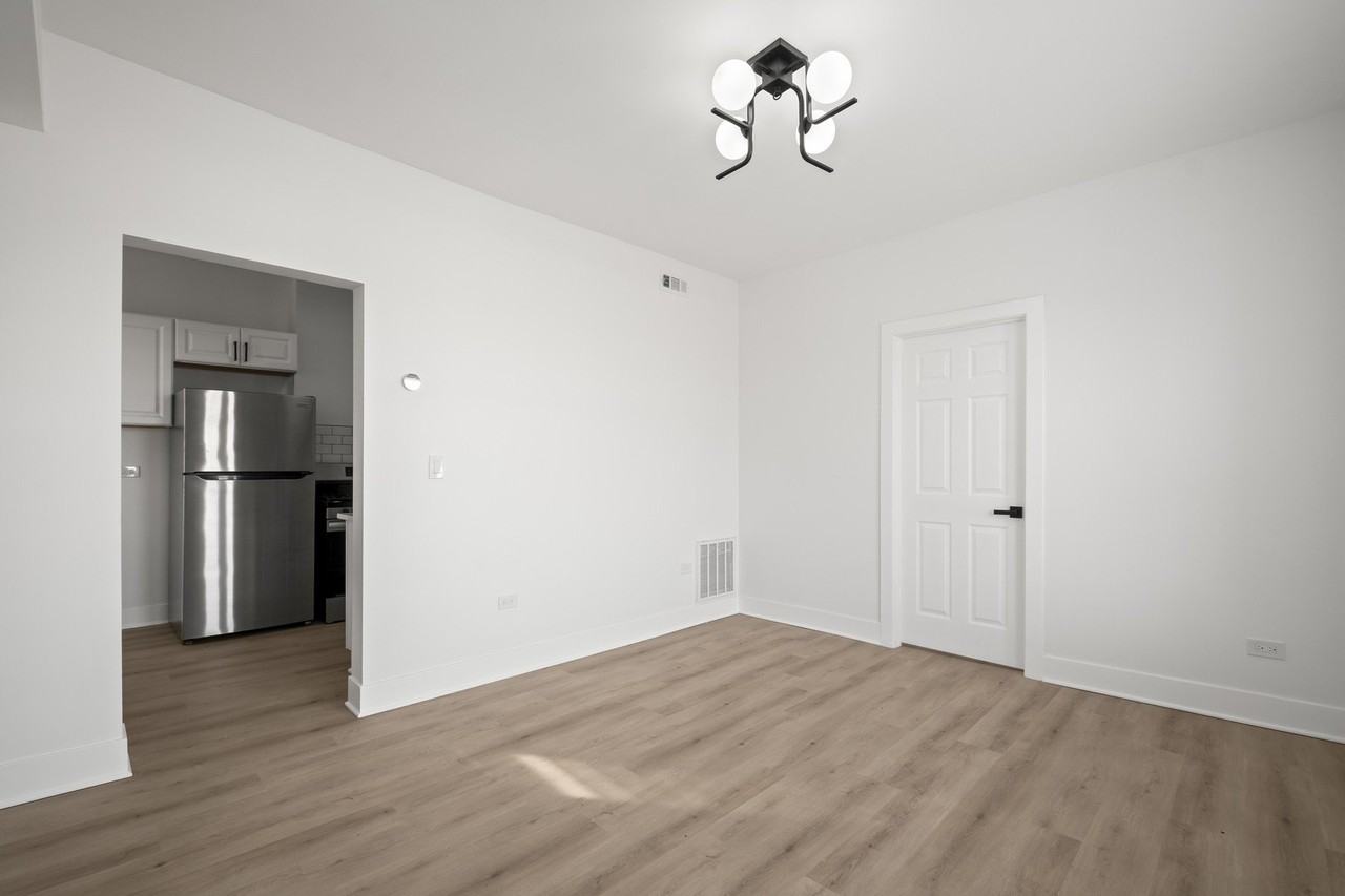 3049 W Berteau Ave Apt 3 #3 - Photo 7 of 12