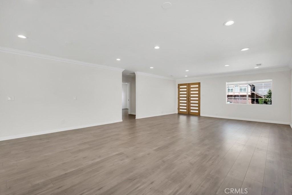 5434 Sylvia Ave - Photo 5 of 27