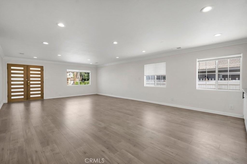 5434 Sylvia Ave - Photo 6 of 27