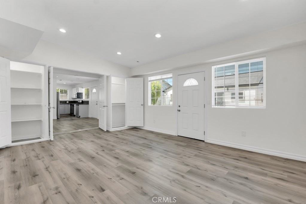 5436 Sylvia Ave - Photo 4 of 16