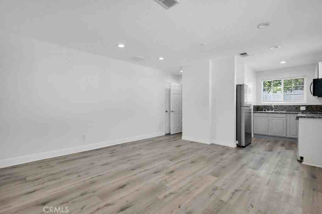 5436 Sylvia Ave - Photo 7 of 16