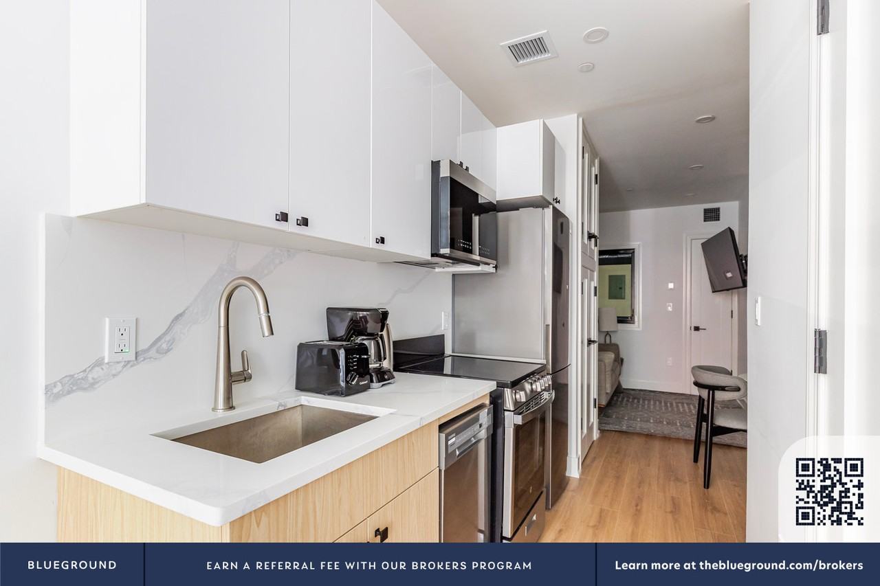 307 W 39th St #2110 - Photo 5 of 18