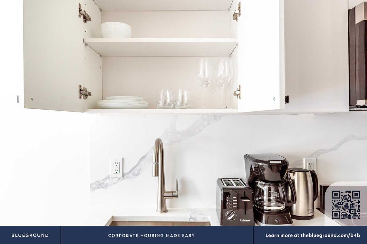 307 W 39th St #2110 - Photo 6 of 18