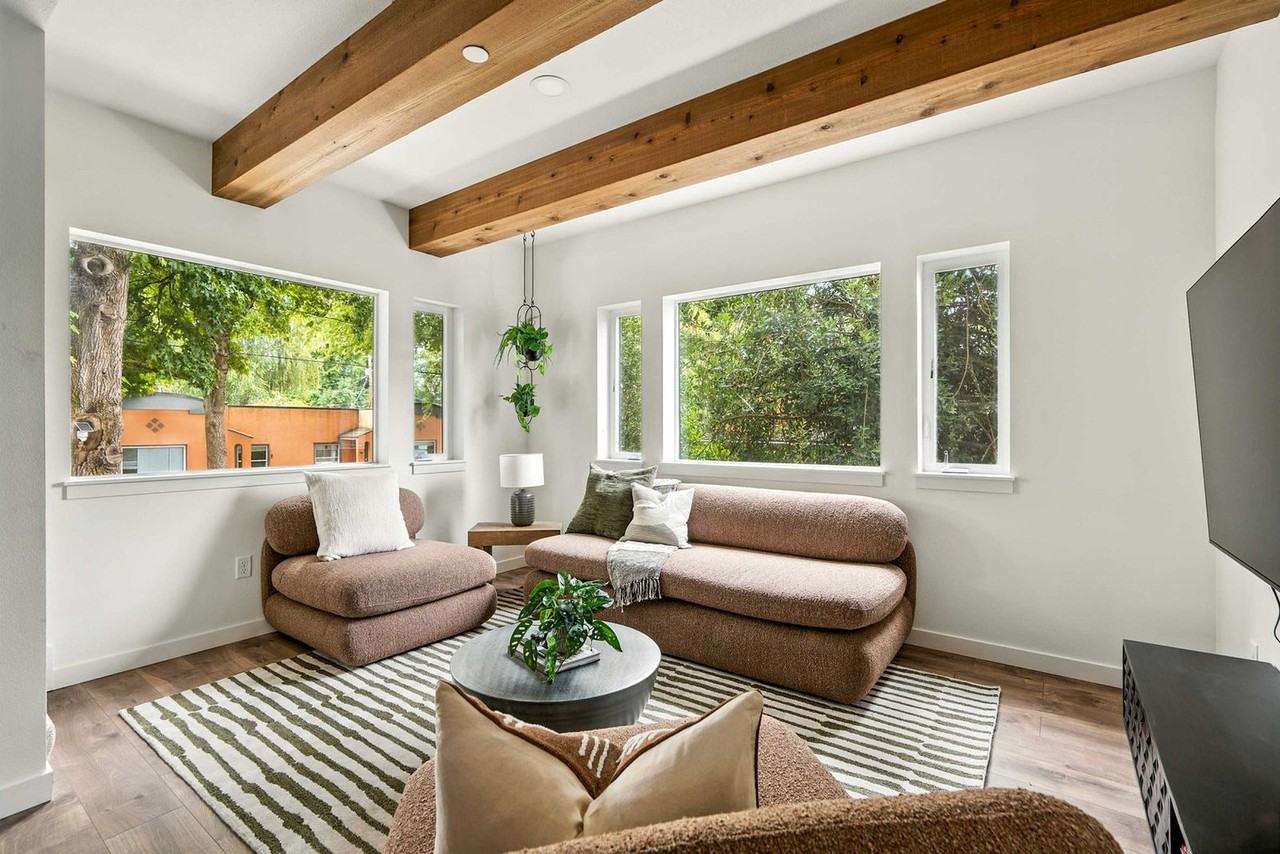 925 Ne 23rd Ave #1309878P - Photo 2 of 50