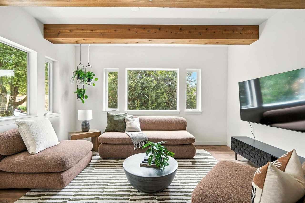 925 Ne 23rd Ave #1309878P - Photo 4 of 50