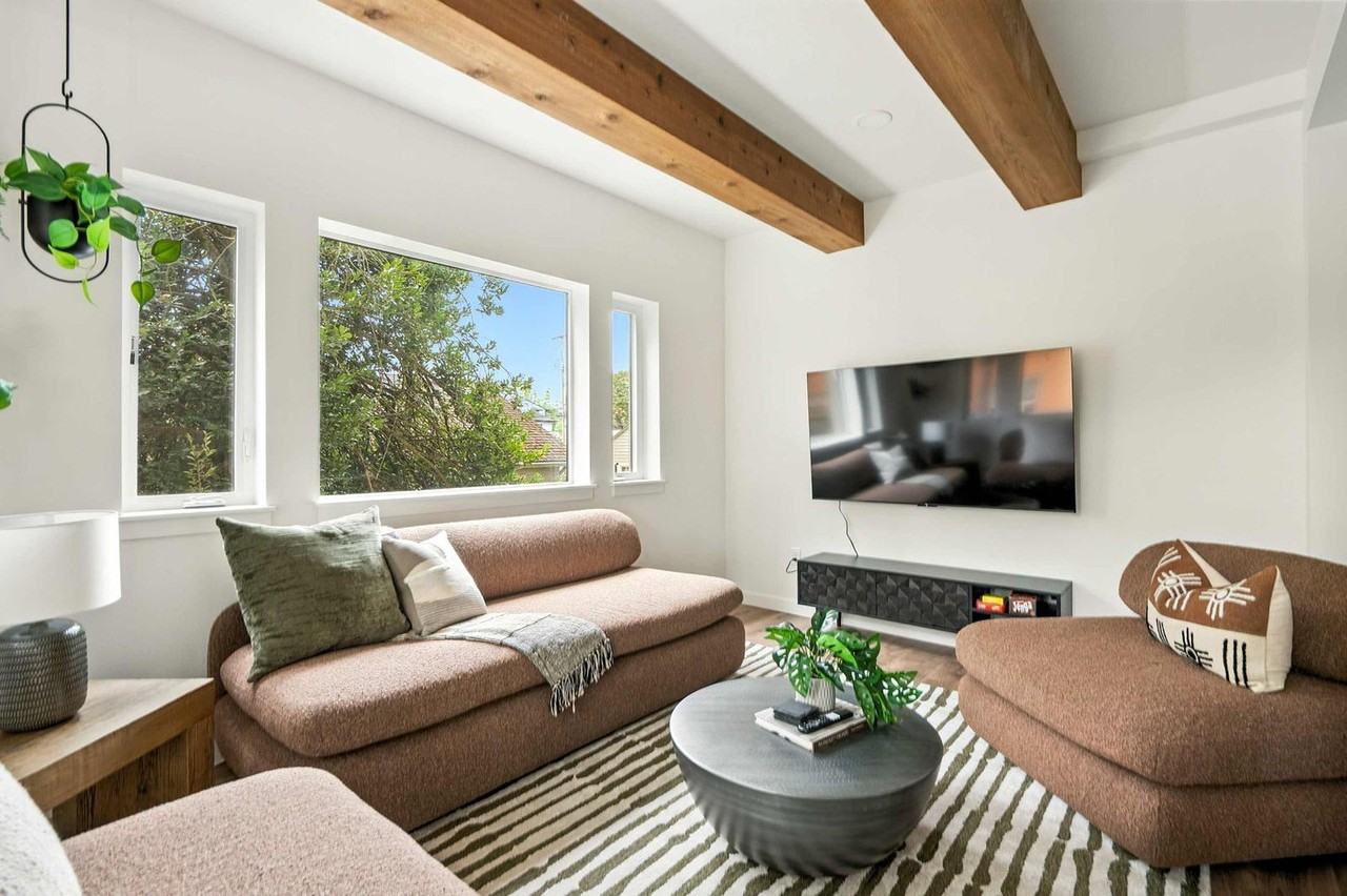 925 Ne 23rd Ave #1309878P - Photo 5 of 50