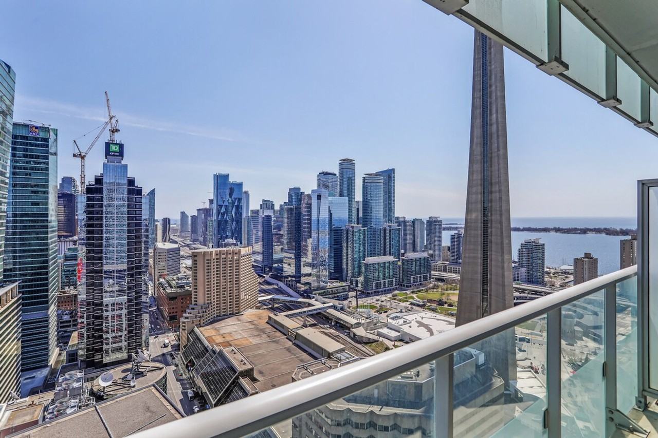 299 Front St W #1371160P - Photo 3 of 33