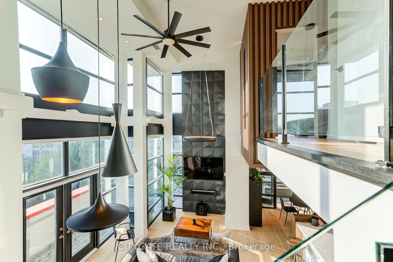 915 King Street West - Photo 4 of 12