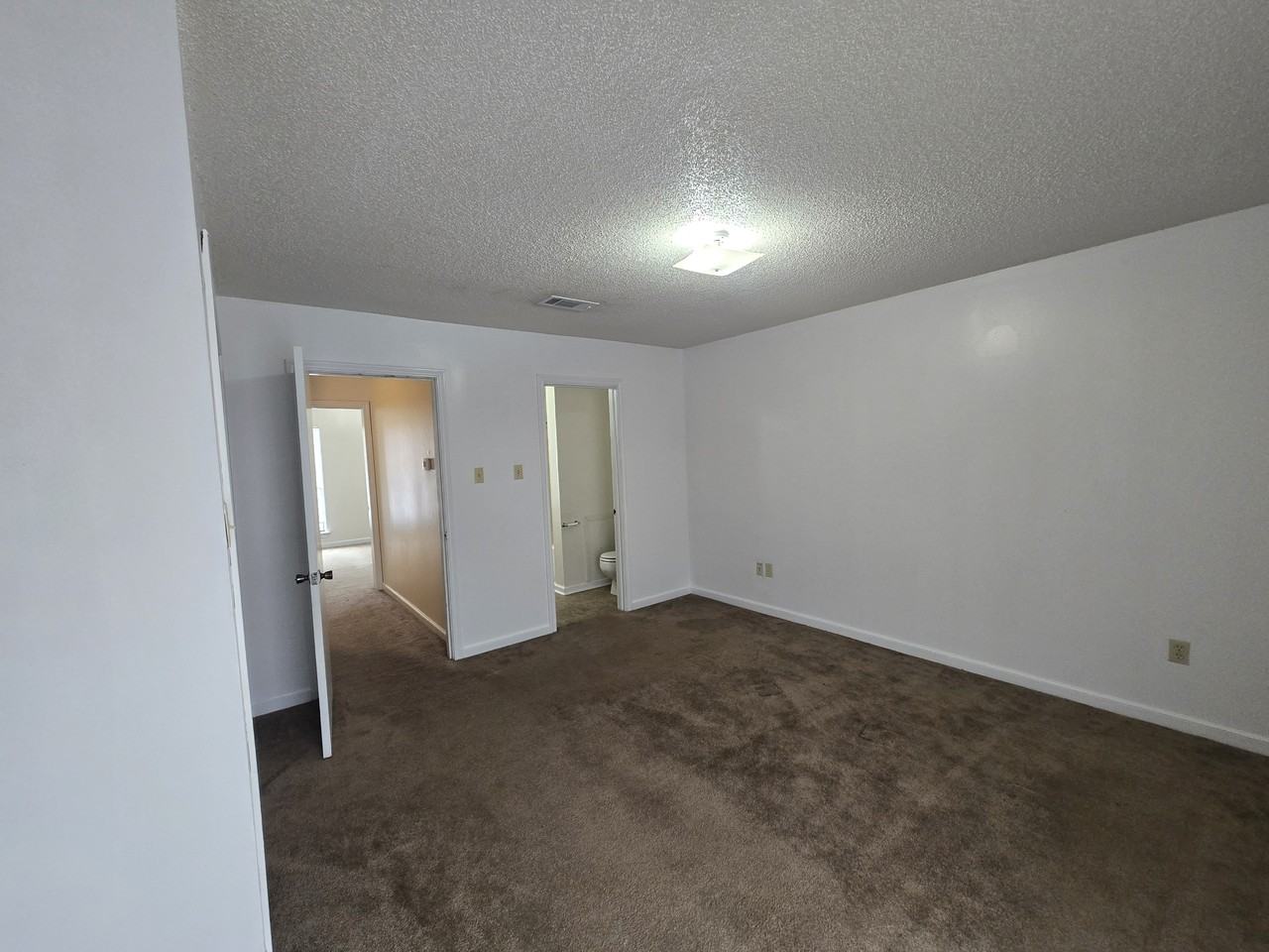 120 Oak Ridge Ave Apt B - Photo 2 of 11