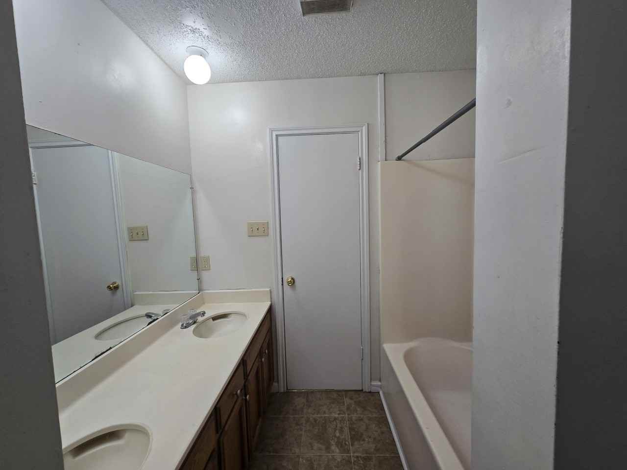 120 Oak Ridge Ave Apt B - Photo 3 of 11