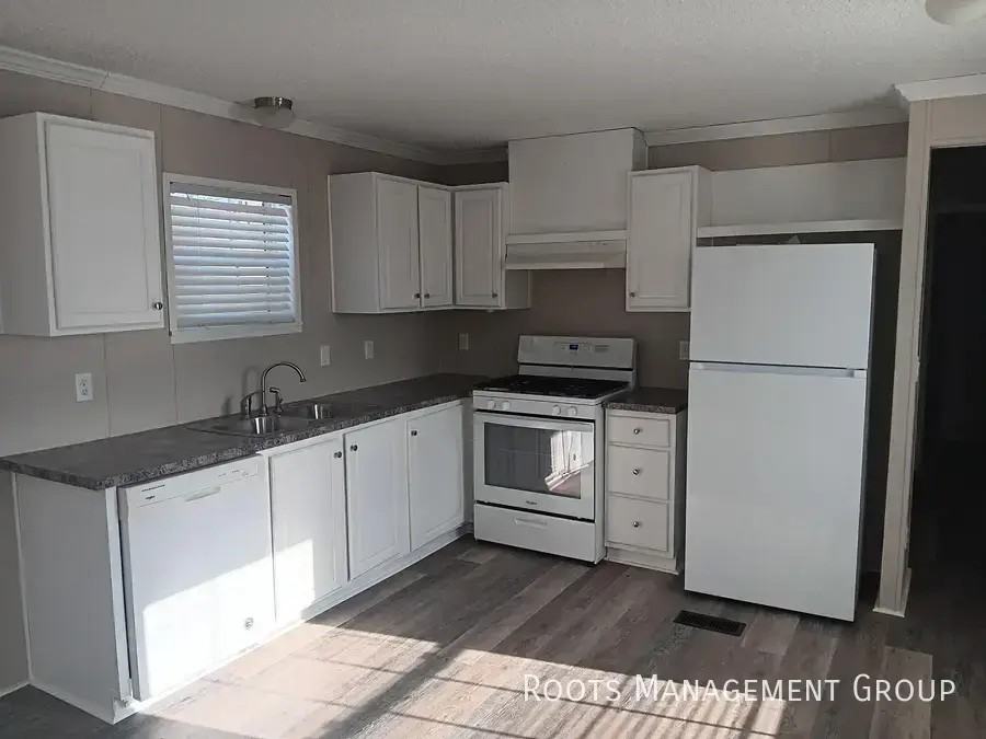 422 Carriage Lane Est #422 - Photo 2 of 9