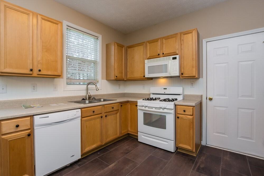 225 Chamberlyn Ln - Photo 6 of 15