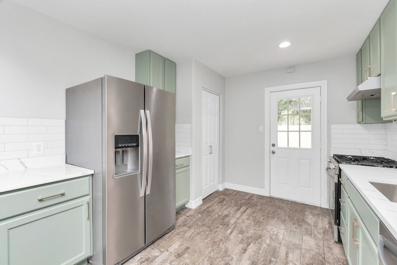 1709 S Park Dr #1709 - Photo 2 of 35