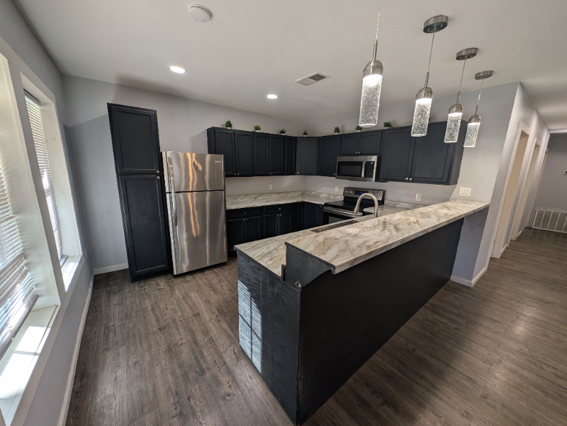 406 Goliad St - Photo 2 of 17