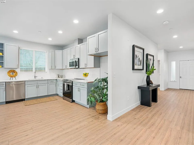 741 Claire Ave - Photo 2 of 6