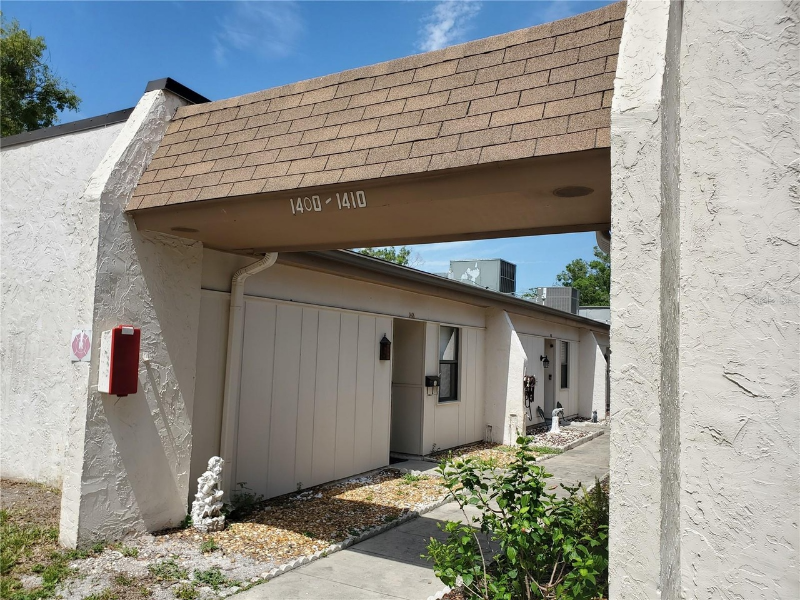 1406 Arrowhead Cir W - Photo 2 of 18