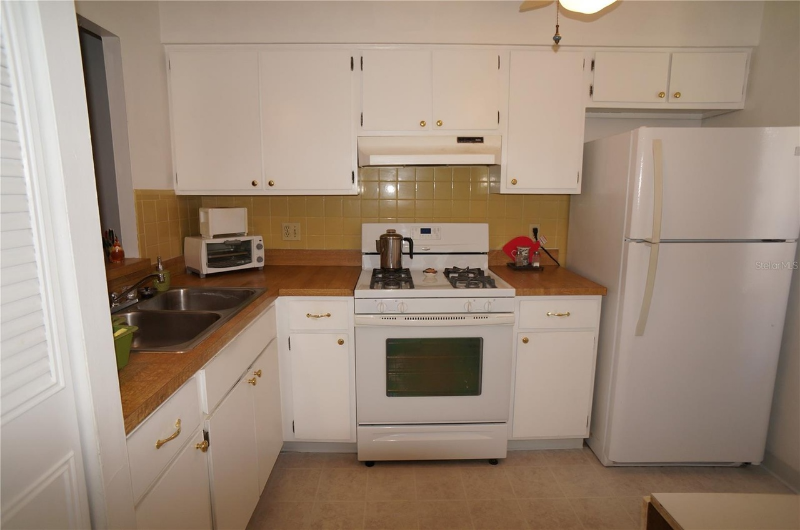 1406 Arrowhead Cir W - Photo 3 of 18