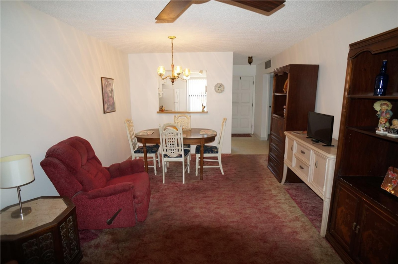 1406 Arrowhead Cir W - Photo 6 of 18