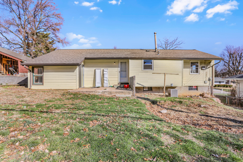 1347 Samoa Dr - Photo 3 of 11