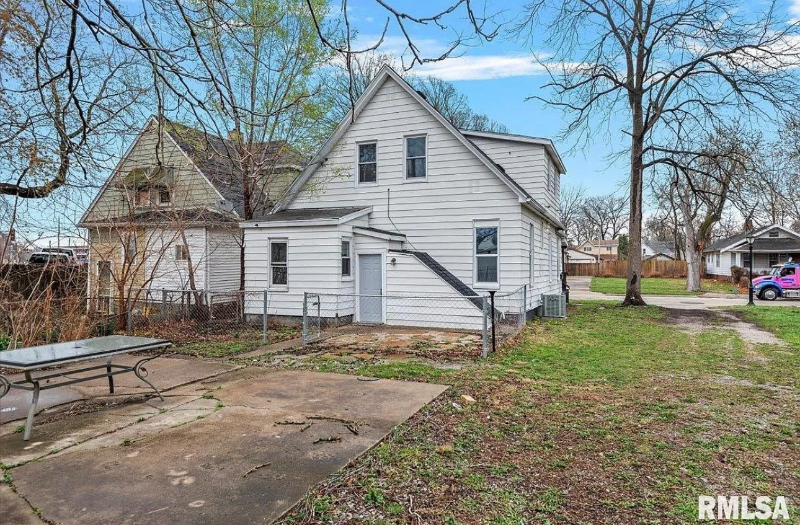 1127 N 6th St #B - Photo 2 of 13