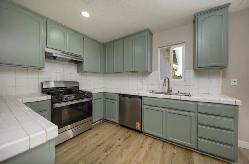 210 Cordova Ln - Photo 3 of 11