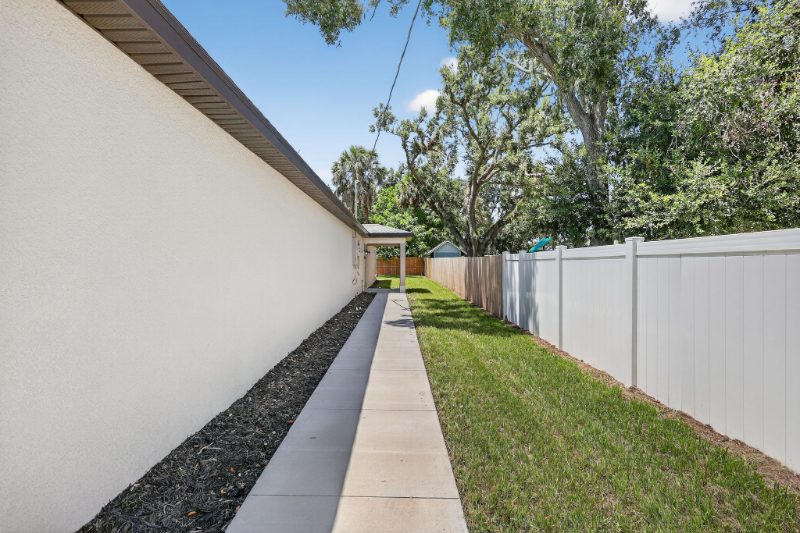 916 23rd St E - Photo 4 of 20