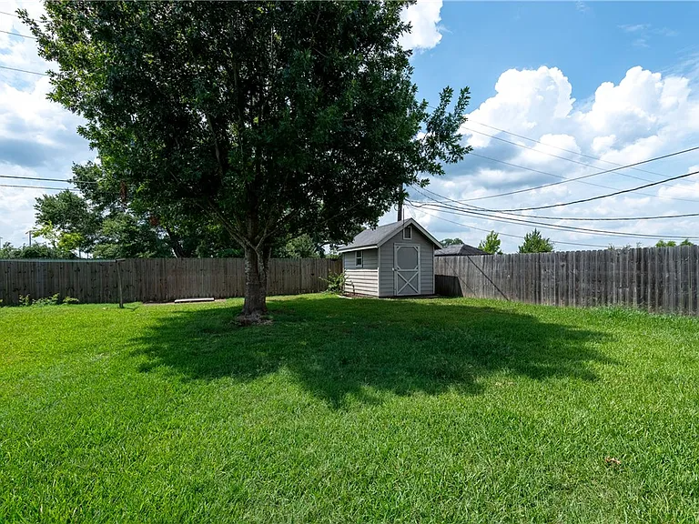 711 Mockingbird St - Photo 3 of 20