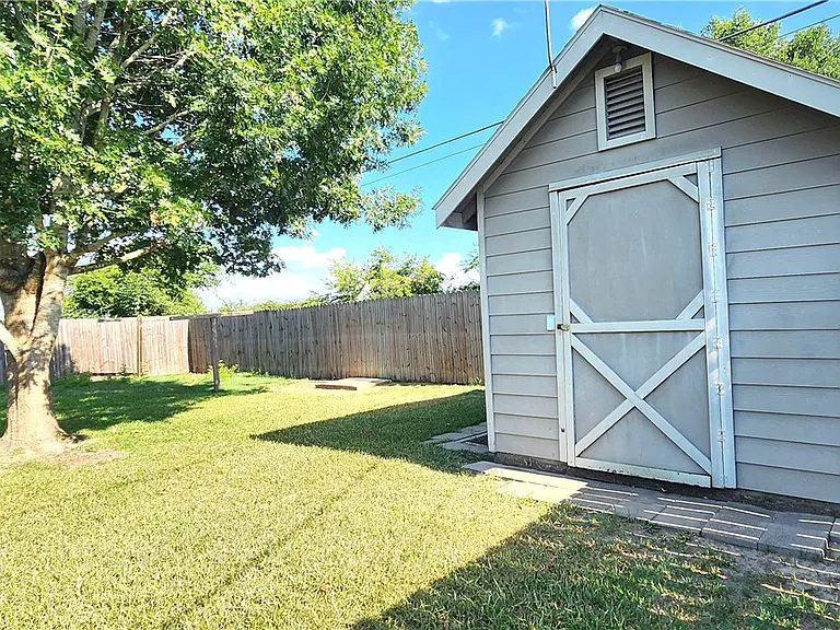 711 Mockingbird St - Photo 6 of 20