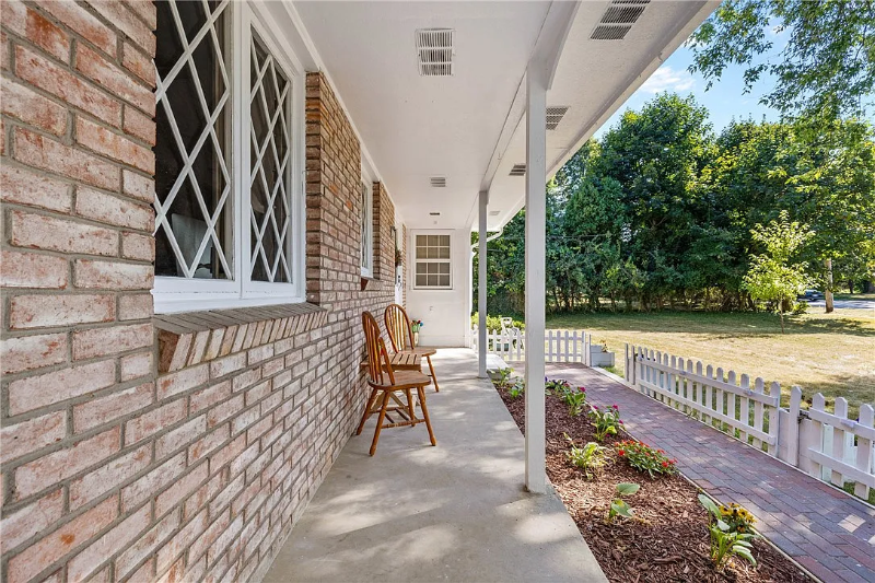 178 S Main St - Photo 4 of 20