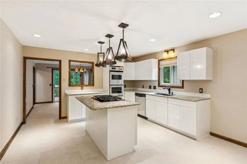 1616 Maple Ridge Dr - Photo 4 of 22