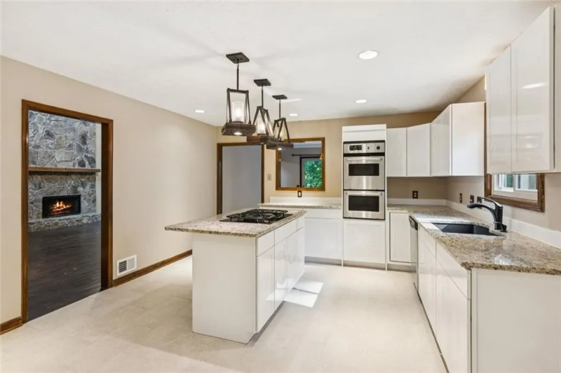 1616 Maple Ridge Dr - Photo 5 of 22