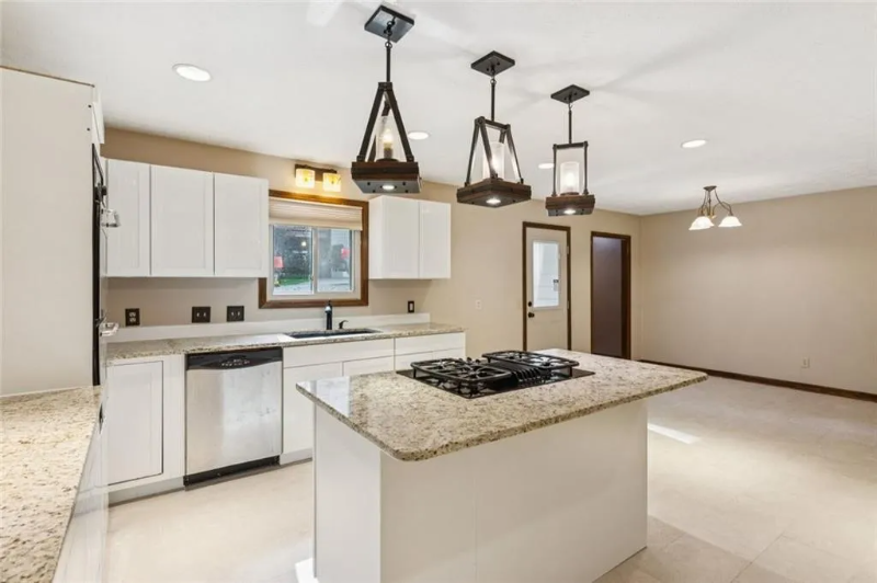 1616 Maple Ridge Dr - Photo 6 of 22