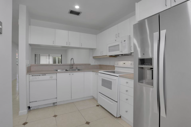 315 Nw 36th Ave - Photo 4 of 8