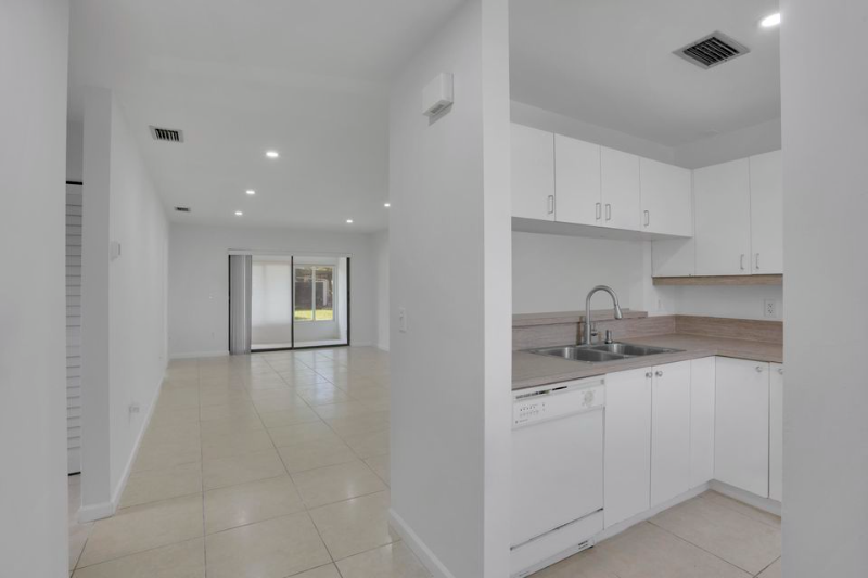 315 Nw 36th Ave - Photo 5 of 8