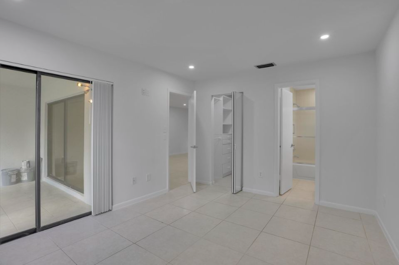 315 Nw 36th Ave - Photo 7 of 8