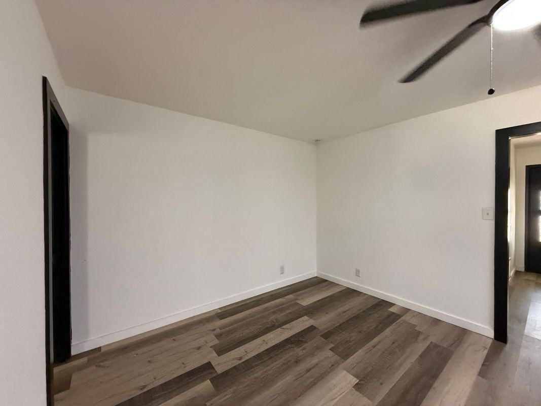 217 Avenue E St - Photo 4 of 21