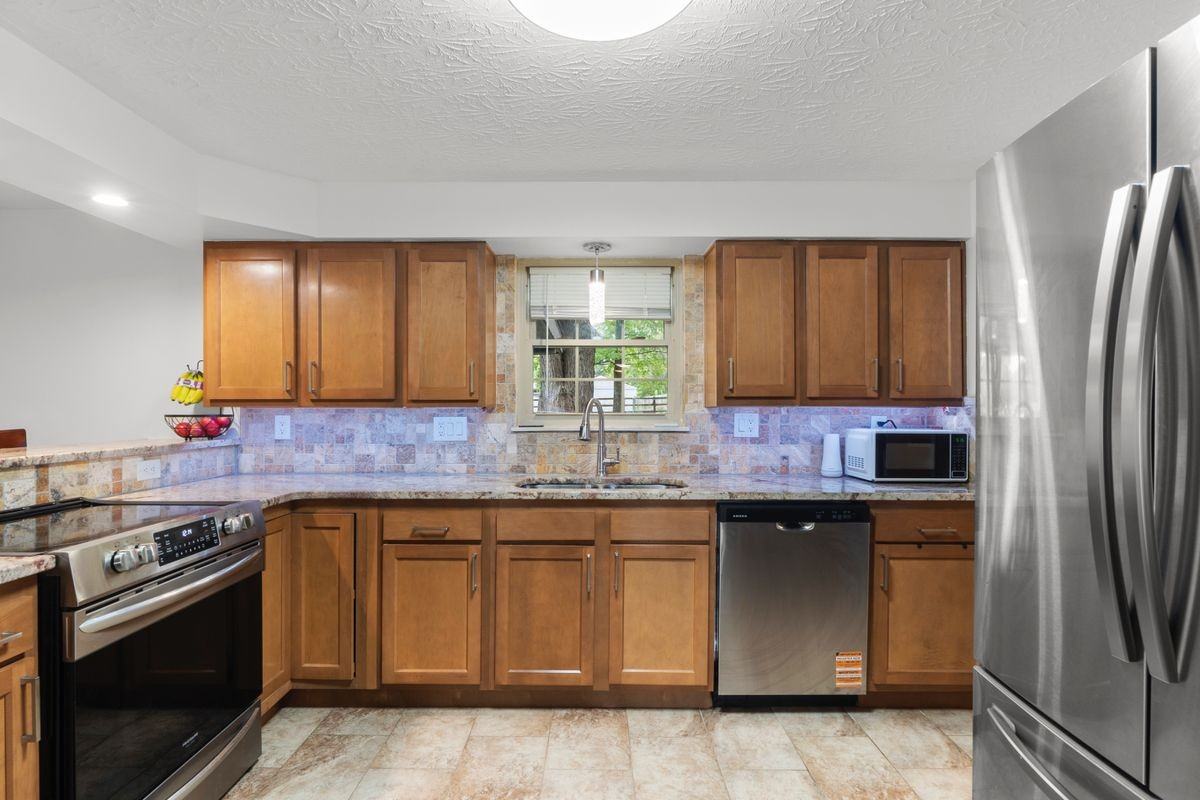 3930 Beechwood Dr - Photo 5 of 23