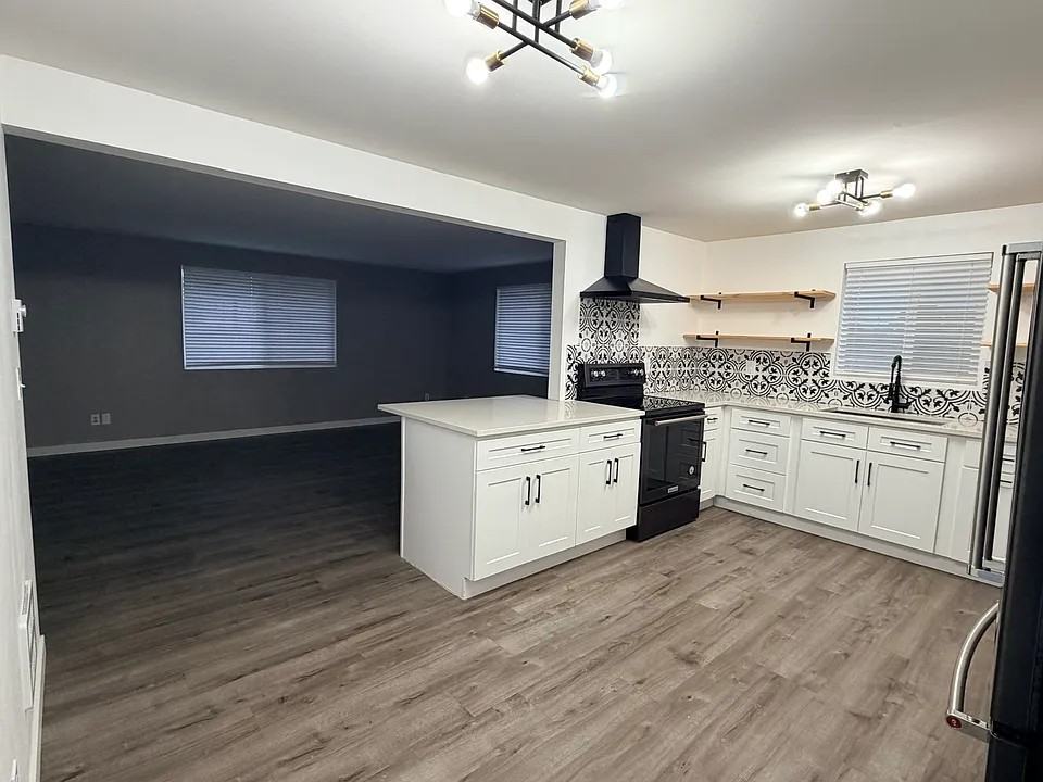 3216 72nd Street East - Photo 3 of 17