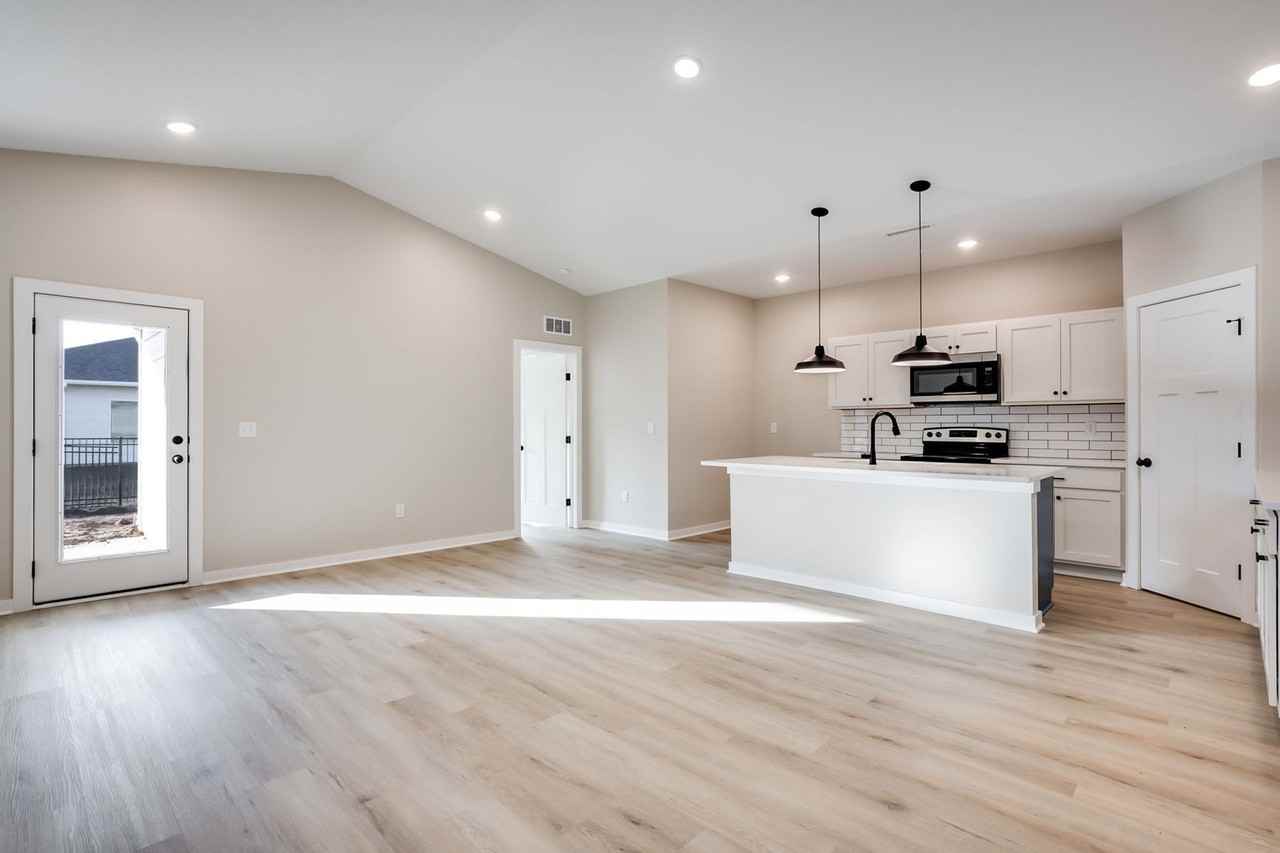 3747 3747 W 30th St N - Photo 2 of 18